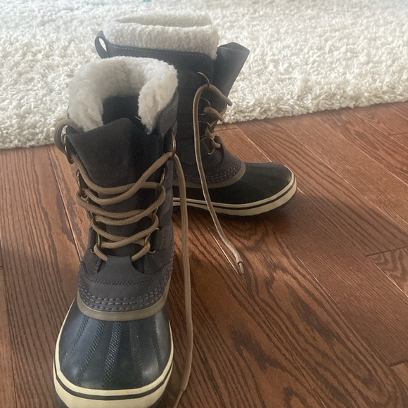 Warm waterproof comfortable boots, great for winter activities - Picture 3 of 5